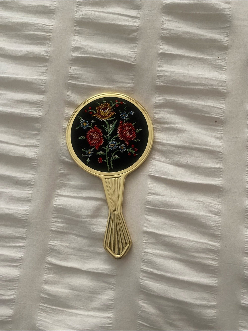 Gold Handheld Vanity Mirror – Classic Round Design